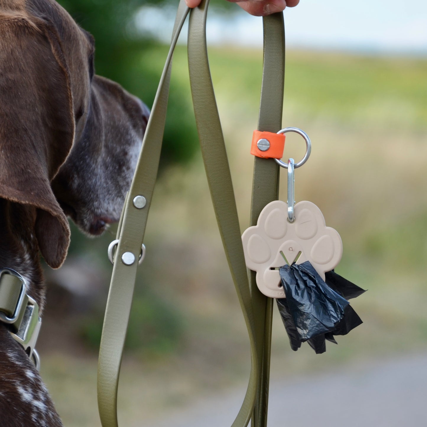 PFOTE Kotbeutelhalter in Nude